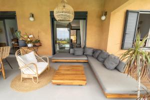 Posezení v ubytování Villa cactus avec piscine et vue mer