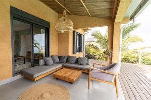Posezení v ubytování Villa cactus avec piscine et vue mer