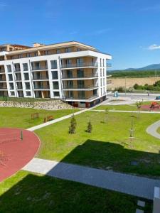 Un gran edificio con un parque enfrente. en Luxury penthouse with Kosice view, en Košice 37 fotos más