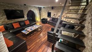 - un salon avec un canapé et un escalier en colimaçon dans l'établissement La LUNA of MARSEILLE - VILLA D'ARCHITECTE B&B, à Marseille