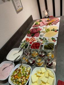 Hotel Haus Christel في فيلنغن: طاولة عليها أنواع مختلفة من الطعام