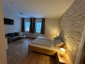 ein Wohnzimmer mit einem Sofa und ein Wohnzimmer mit in der Unterkunft ANNA Gästehaus Zimmer in Pfreimd