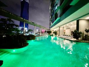 吉隆坡的住宿－Casa Residency Apartment，一座大楼里的一个大型游泳池