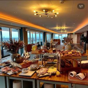 腓特烈港的住宿－日藍迪亞酒店，包含多种不同食物的自助餐