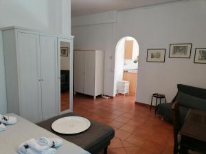 een woonkamer met een tafel en een bank bij Grazioso appartamento tra cultura, lago e montagna in Pomarolo