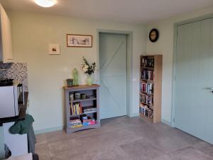 um quarto com uma porta e uma estante de livros com livros em B & B De Tocht em Berkhout