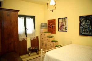 a bedroom with a bed and a dresser and a window at B&B Villa el Tango in Villa San Giovanni