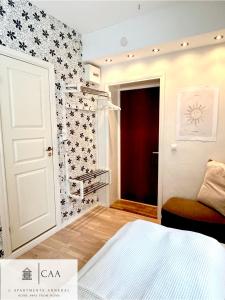 Schlafzimmer mit weißer Tür und schwarzweißer Tapete in der Unterkunft C Apartments Annedal in Göteborg