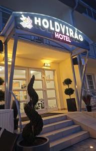 un hotel con una maceta frente a un edificio en Holdvirág Hotel en Sárvár