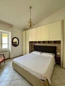 ヴォラストラにあるCreuza de Cinque Terre Apartmentのベッドルーム1室(大型ベッド1台、シャンデリア付)