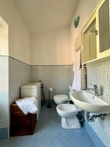 y baño con aseo y lavamanos. en Creuza de Cinque Terre Apartment, en Volastra