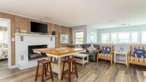 Una sala de estar con una mesa y una chimenea. en Key West House- 2nd Row- Beach House-Cherry Grove, en Myrtle Beach