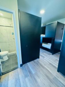 La salle de bains est pourvue d'une douche et de toilettes. dans l'établissement KAMA CENTRAL PARK, à New York