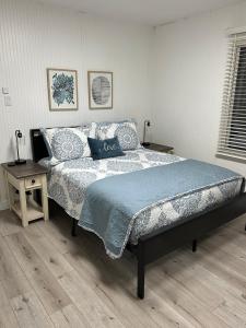 ein Schlafzimmer mit einem großen Bett mit einer blauen Decke in der Unterkunft 2BR Gem: Modern Comfort & Style in Cheyenne