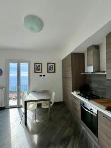 cocina con mesa y comedor con vistas en Creuza de Cinque Terre Apartment, en Volastra