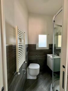 y baño con aseo, lavabo y ducha. en Creuza de Cinque Terre Apartment en Volastra