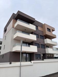 un edificio con balconi sul lato di Karmen Luxury Apartments Borik a Zara (Zadar)