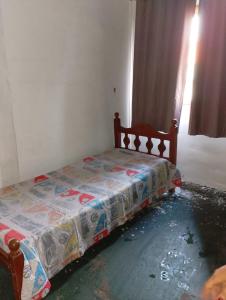 a small bed in a room with a bed sidx sidx at Quarto e banheiro particular in Taboão da Serra