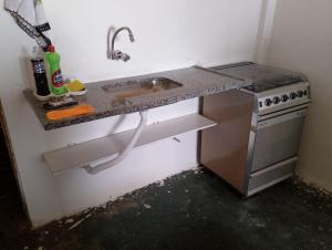 Kuchyň nebo kuchyňský kout v ubytování Quarto e banheiro particular