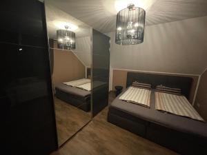 1 dormitorio con 2 camas y espejo en Ferienwohnung Rosa - b48939, en Horn-Bad Meinberg