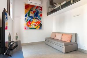 uma sala de estar com um sofá e um quadro em Agrigento Luxury Suite Kandinskij em Agrigento