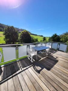 balcón con mesa y sillas en la terraza en Ferienwohnung mit ruhiger Lage, en Hilchenbach