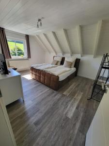 1 dormitorio con 1 cama en una habitación en Ferienwohnung mit ruhiger Lage, en Hilchenbach