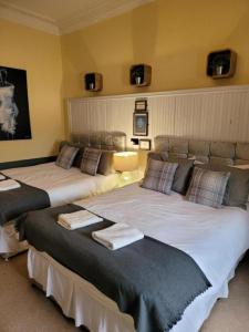 twee bedden in een hotelkamer met handdoeken erop bij Frederick Douglass - Rooms In The City in Edinburgh