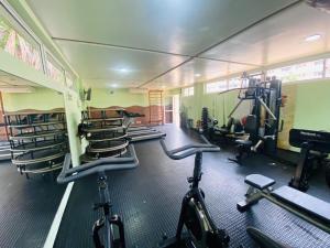 een fitnessruimte met diverse loopbanden en hometrainers bij Gran Lençóis Flat Residence in Barreirinhas