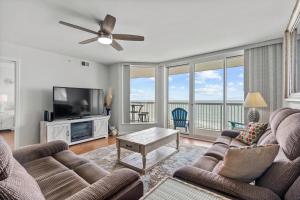 Televiisor ja/või meelelahutuskeskus majutusasutuses Sunrise Pointe 10F - Oceanfront - Cherry Grove Section