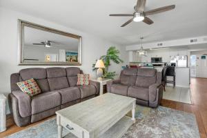 Köök või kööginurk majutusasutuses Sunrise Pointe 10F - Oceanfront - Cherry Grove Section