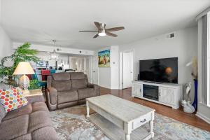 Televiisor ja/või meelelahutuskeskus majutusasutuses Sunrise Pointe 10F - Oceanfront - Cherry Grove Section