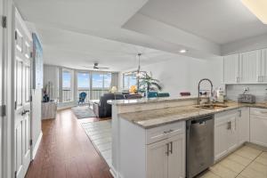 Köök või kööginurk majutusasutuses Sunrise Pointe 10F - Oceanfront - Cherry Grove Section