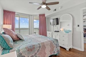 Voodi või voodid majutusasutuse Sunrise Pointe 10F - Oceanfront - Cherry Grove Section toas