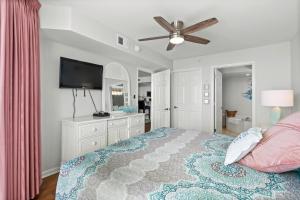 Televiisor ja/või meelelahutuskeskus majutusasutuses Sunrise Pointe 10F - Oceanfront - Cherry Grove Section