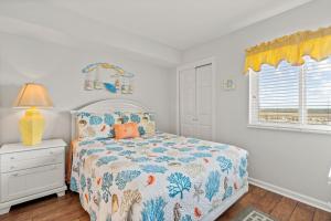Voodi või voodid majutusasutuse Sunrise Pointe 10F - Oceanfront - Cherry Grove Section toas