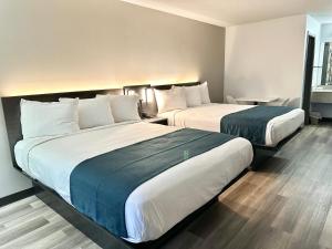 Кровать или кровати в номере Studio 6 Suites Louisville KY Airport/Expo Center +16 фотографий