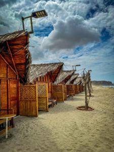 una fila de cabañas de playa en la playa en M beach, 