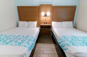 Postel nebo postele na pokoji v ubytování Seashire Inn & Suites