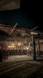 eine leere Arena mit Tischen und Stühlen in der Nacht in der Unterkunft M beach 