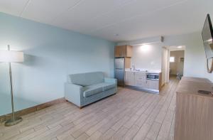 TV a/nebo společenská místnost v ubytování Seashire Inn & Suites