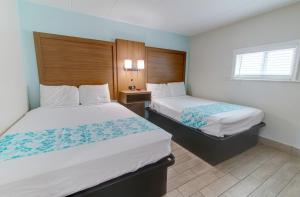 Postel nebo postele na pokoji v ubytování Seashire Inn & Suites