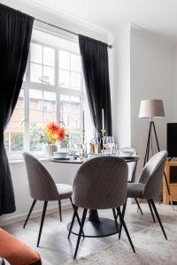 a dining room with a table and chairs and a window at Stylish & Spacious 3bed in Putney in London
