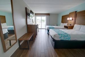 Postel nebo postele na pokoji v ubytování Seashire Inn & Suites