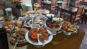 una mesa con muchos platos de comida. en Pousada da Mata, en Cunha