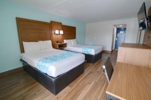 Postel nebo postele na pokoji v ubytování Seashire Inn & Suites