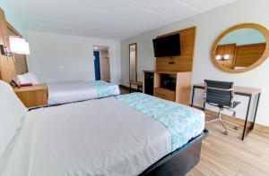 Postel nebo postele na pokoji v ubytování Seashire Inn & Suites