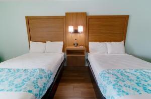 Postel nebo postele na pokoji v ubytování Seashire Inn & Suites