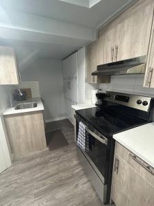Dapur atau dapur kecil di Cute Highland Park Entire Unit B