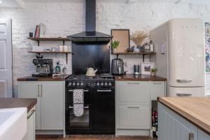 Stylish river apartment - West Putney Embankmentにあるキッチンまたは簡易キッチン